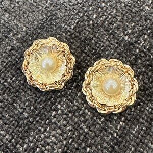Vintage 12k Gold Fill Clip On Earrings W/ Pearl.